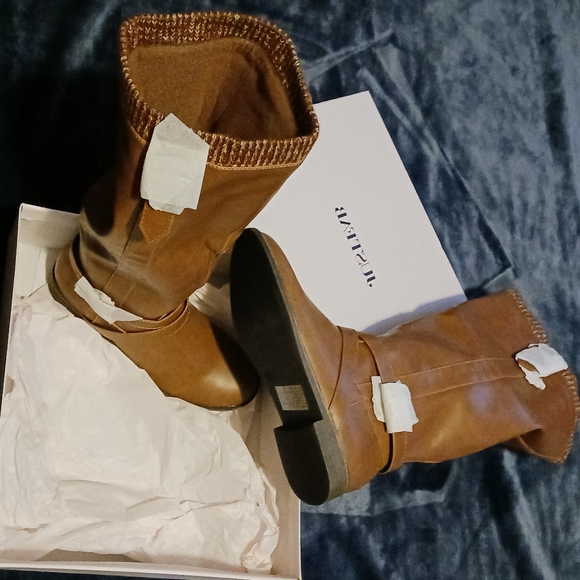 Nacita Flat Boot - Picture 1 of 2